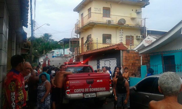 Bombeiros trabalham no rescaldo das chamas ? foto: Josemar Antunes