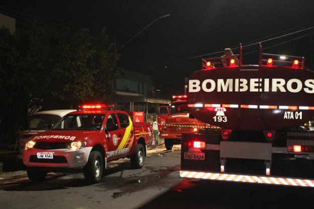 De acordo com o Corpo de Bombeiros, o fogo teria iniciado na fiação elétrica da casa - foto: Josemar Antunes/EM TEMPO