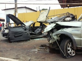 Acidente deixou duas pessoas presas às ferragens em Teresina (Foto: Fernando Brito/G1)