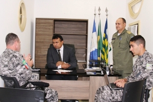 Fábio Abreu e representantes da Força Nacional (Foto:Wesslley Sales)