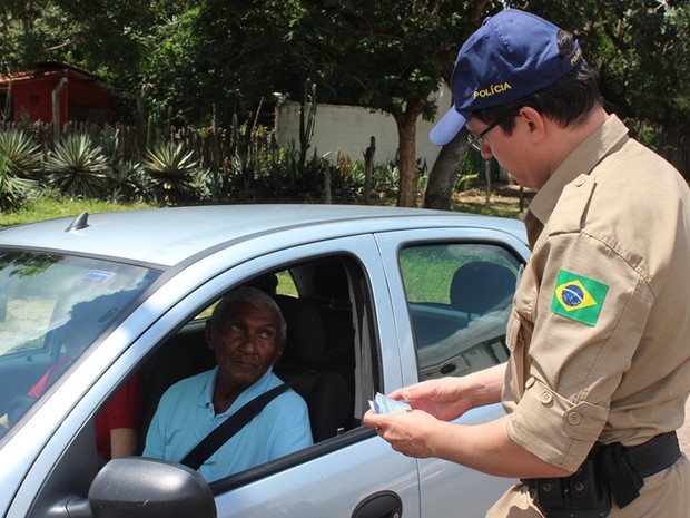 PRF aborda motoristas durante fiscalização na operação de carnaval (Foto: Gil Oliveira/G1)