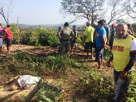 Corpo de um dos assaltantes foi encontrado em um matagal de Barro Duro (Foto: Anísio Neto Pereira )