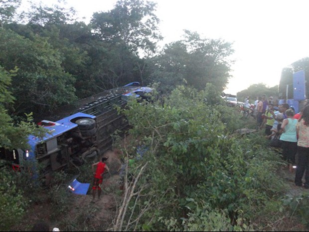 Ônibus chegou a tombar e sair da pista após a colisão (Foto: Jota Oliveira/Portal Jorrante)