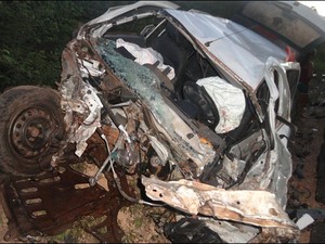 Carro ficou totalmente destruído após a colisão (Foto: Jota Oliveira/Portal Jorrante)