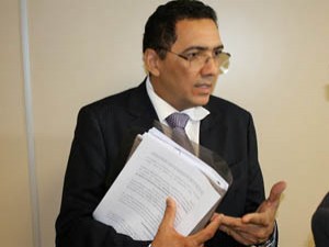 O secretário da Fazenda, Raimundo Carvalho, está decidido a entregar o cargo por causas da crise financeira do Estado