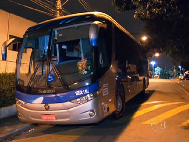 Ônibus sofre arrastão na Rodovia Castello Branco (Foto: Reprodução/TV Globo)