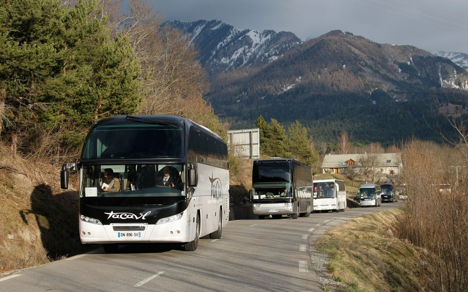 Ônibus com parentes das vítimas do acidente da Germanwings chegam à região de Le Vernet, na França