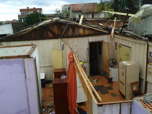 Casa foi destelhada pelo vento em Esteio (Foto: Vanessa Felippe/RBS TV)