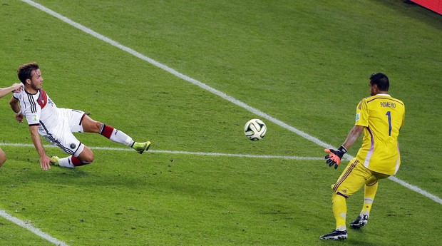 Gol alemão na final da Copa do Mundo (Foto: Themba Hadebe/AP Photo)