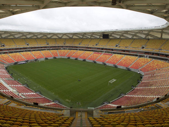 Vista aérea do campo da Arena da Amazônia dois dias antes da inauguração