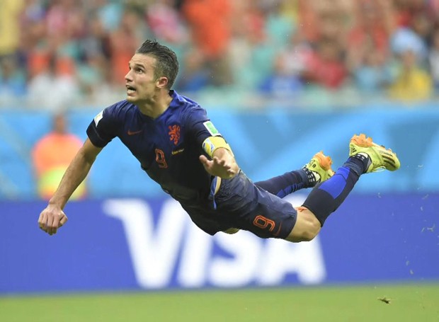 Pose de Van Persie durante gol da Holanda na Copa do Mundo viralizou no Twitter