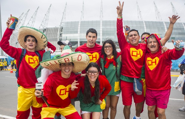 Torcedores se vestem do personagem Chapolin para apoiar México na partida contra o Brasil, no Castelão, em Fortaleza (Foto: Miguel Tovar/LatinContent/Getty Images)