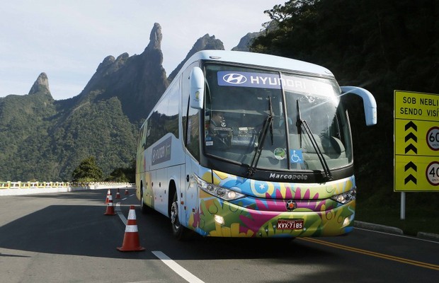 O ônibus da Seleção Brasileira e, ao fundo, o pico Dedo de Deus, na Serra dos Órgãos, um dos principais cartões-postais de Teresópolis (Foto: Divulgação/CBF)
