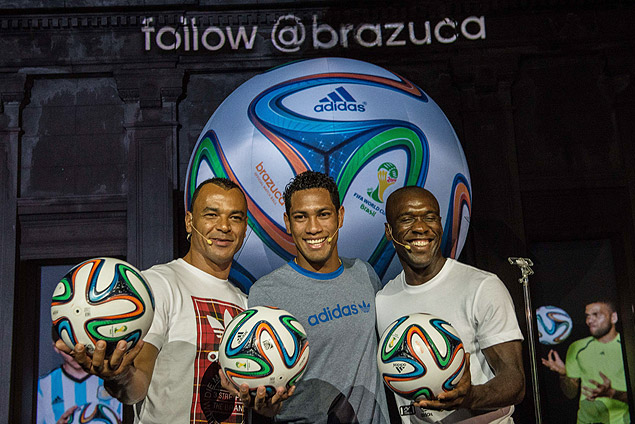 Cafu (à esquerda), Hernane e Seedorf mostram a Brazuca durante evento de lançamento da bola da Copa