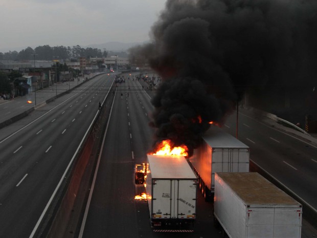 Manifestantes ateiam fogo em ônibus e caminhões durante o protesto contra a morte do garoto Douglas, na rodovia Fernão Dias, em São Paulo (SP), nesta segunda-feira (28). (Foto: Beto Martins/Futura Press)