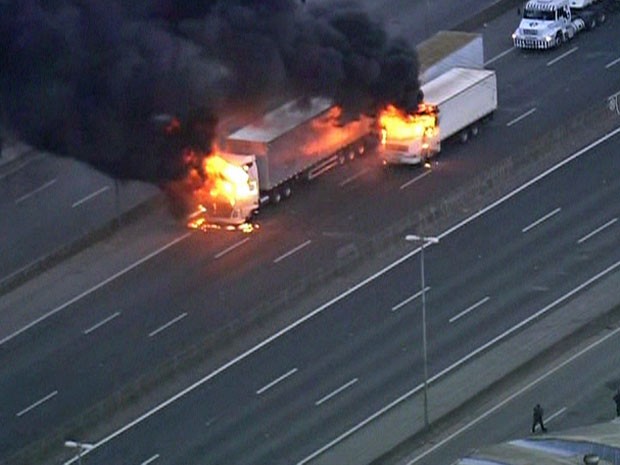 Caminhões pegam fogo na Rodovia Fernão Dias (Foto: Reprodução/TV Globo)