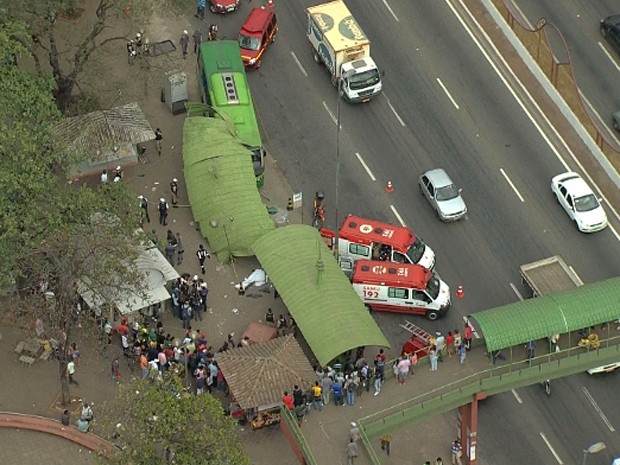 Ônibus invade ponto e atropela pedestres (Foto: Reprodução/TV Globo)