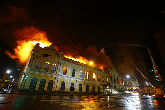 Fogo atinge prédio do Mercado Público de Porto Alegre (RS)