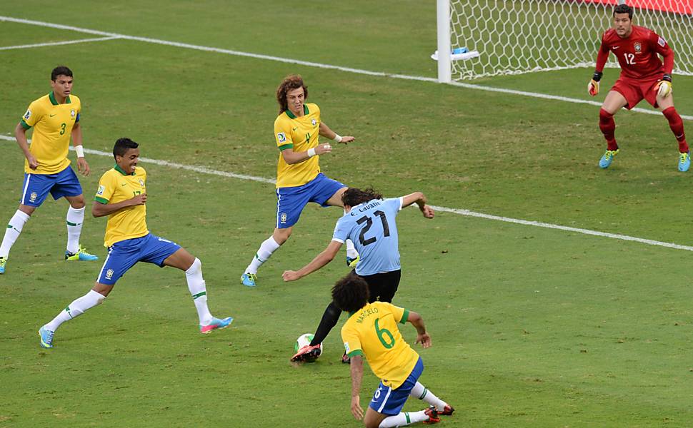 2min / 2º tempo - A defesa brasileira se atrapalha na saída de jogo, Thiago Silva erra passe e o atacante uruguaio Cavani se antecipa a Marcelo e acerta, de esquerda, o canto direito de Júlio Cesar. Leia mais