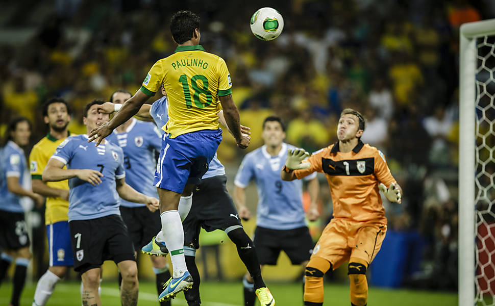 40min / 2º tempo - Após escanteio cobrado por Neymar, Paulinho sobe sozinho no segundo pau e faz, de cabeça, o segundo gol do Brasil. Leia mais