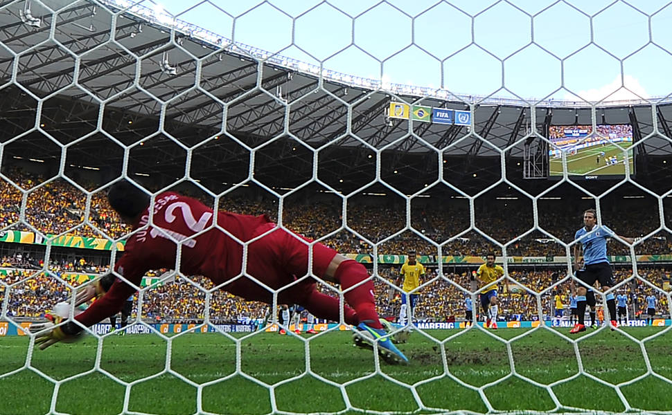 Os jogadores do Brasil não reclamaram do pênalti, e viram, na sequência, o goleiro Júlio César se adiantar e defender, no canto esquerdo, o pênalti cobrado por Diego Forlán.  Leia mais
