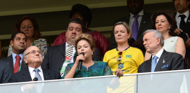 Dilma (no centro) discursa na abertura da Copa das Confederações ao lado de Joseph Blatter