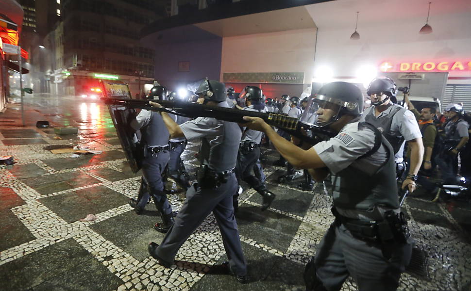 PM nos arredores da praça da Sé durante manifestação contra o aumento das tarifas do transporte público em São Paulo; houve confronto com os manifestantes