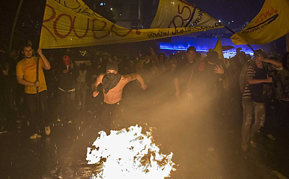 Manifestantes protestam contra o aumento das tarifas do transporte público da capital paulista; houve confronto com a polícia