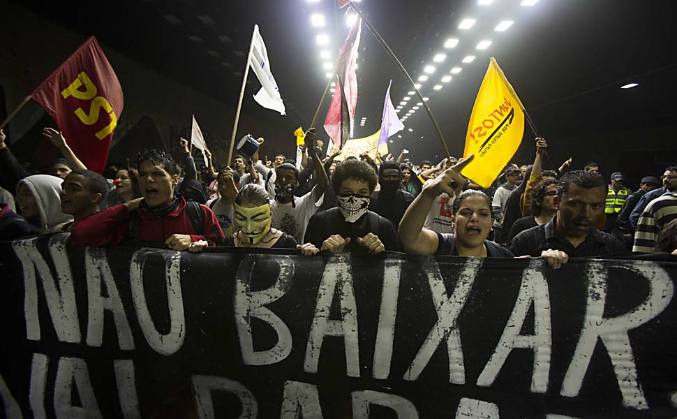 Nova manifestatação contra o aumento das tarifas do transporte público  toma as ruas do centro de São Paulo