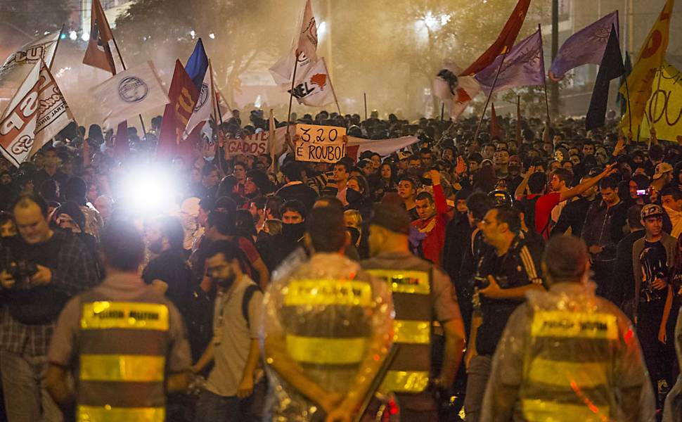 Nova manifestatação contra o aumento das tarifas do transporte público  toma as ruas do centro de São Paulo