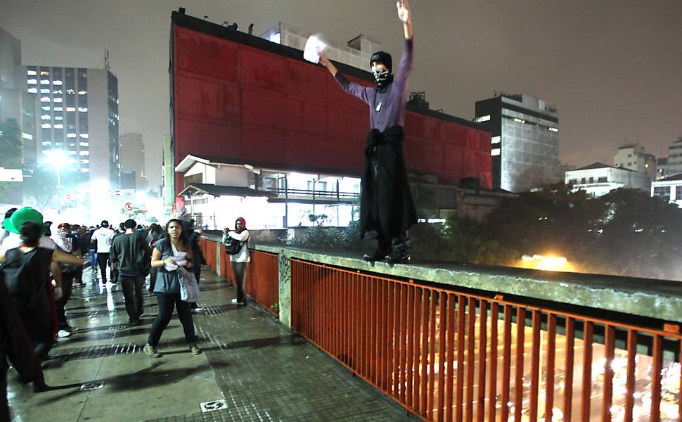 Manifestante sobe no parapeito de viaduto na av. Liberdade