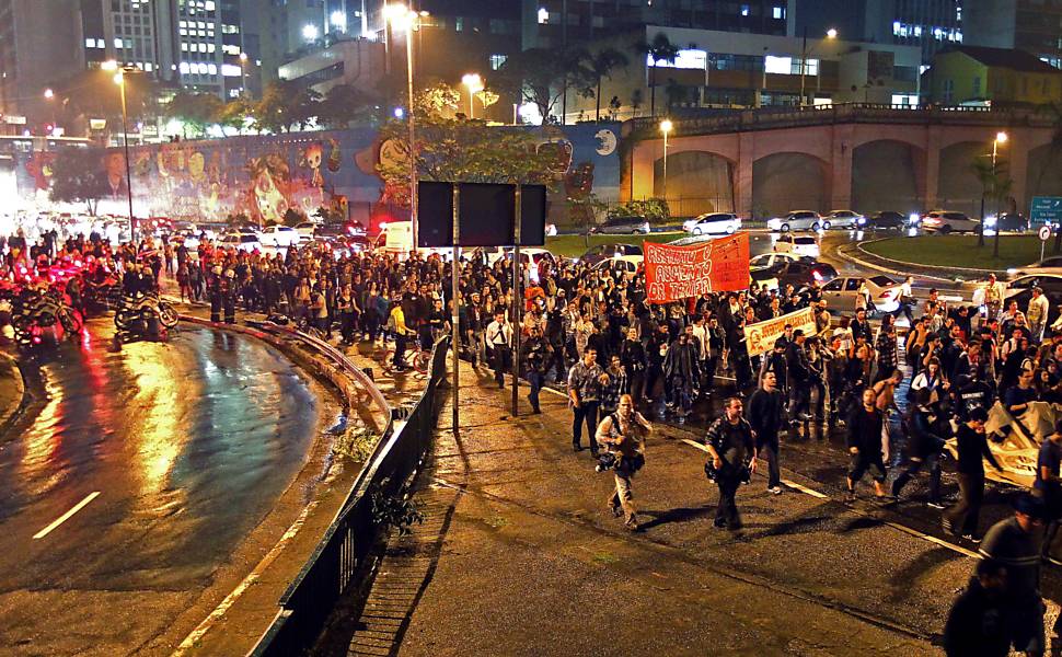Manifestantes que protestam contra o aumento da tarifa em SP passam pela ligação leste-oeste