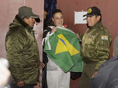 Suspeito de participação na morte de Kevin, corintiano é libertado na Bolívia e sai com bandeira do Brasil Foto: Reuters
