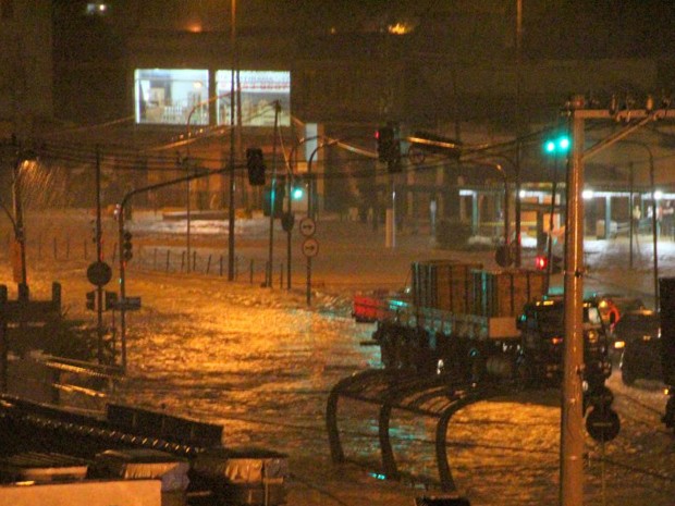 Chuva provoca alagamento na Avenia Anhaia Mello  (Foto: Ana Carolina Gasparotto / VCnoG!)