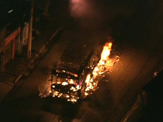 Ônibus são incendiados em avenida da Zona Sul de São Paulo na noite desta quarta-feira (13) (Foto: Reprodução/TV Globo)
