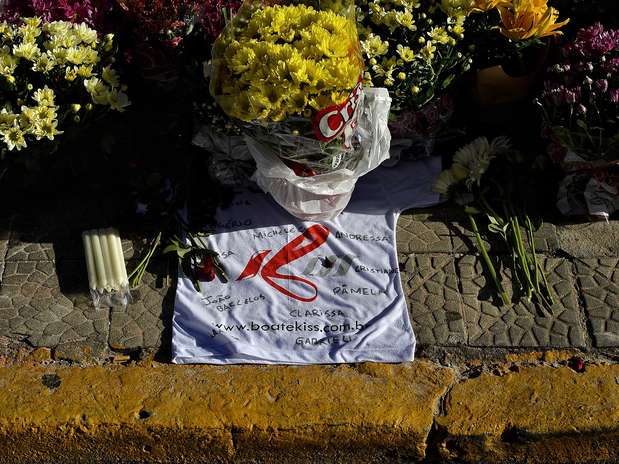 Buquês de flores e diversas mensagens foram deixadas em frente à boate Foto: Fernando Borges / Terra