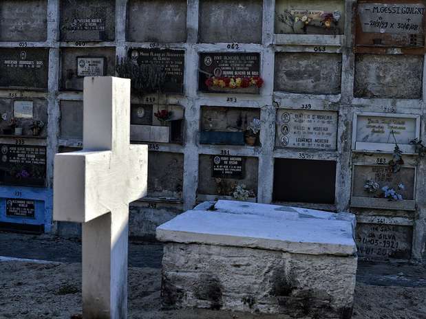 Vítimas começam a ser enterradas na manhã desta segunda-feira Foto: Fernando Borges / Terra