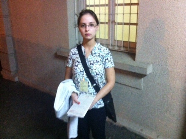 Psicóloga voluntária, Clarissa Oliveira auxilia vítimas da tragédia (Foto: Márcio Luiz/G1)