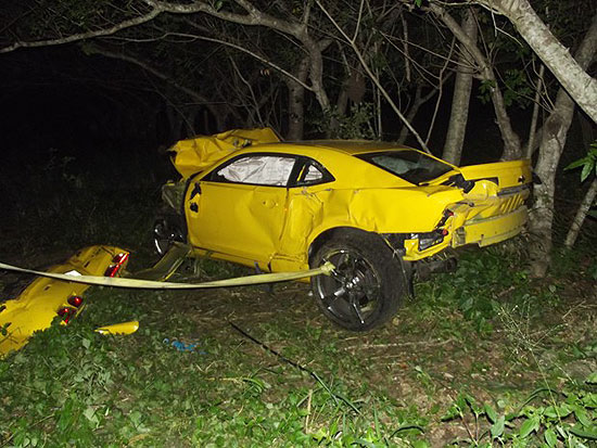 Camaro ficou destruído após bater em uma Elba na BR-230, na região de João Pessoa