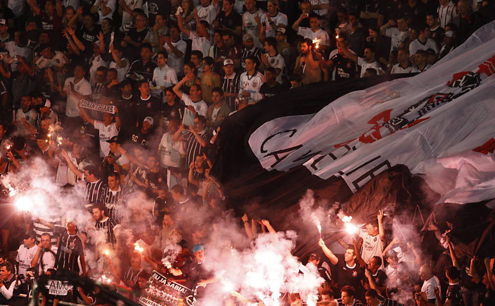 Torcedores do Corinthians comemoram gol contra o Boca Juniors Saiba mais sobre a partida