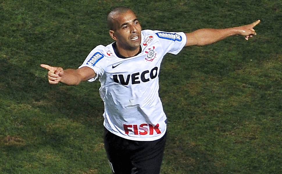 Emerson, do Corinthians, comemora seu segundo gol contra o Boca Juniors Saiba mais sobre a partida