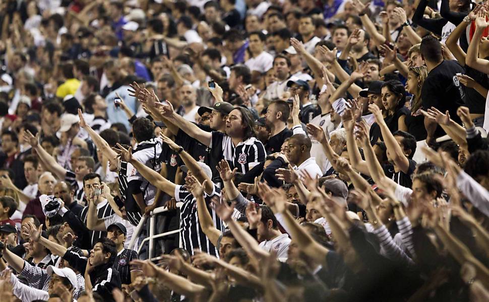 Torcedores do Corinthians aguardam início do jogo contra o Boca Saiba mais sobre a partida