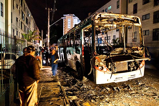 Ônibus é incendiado por criminosos encapuzados em Diadema, na região metropolitana de São Paulo