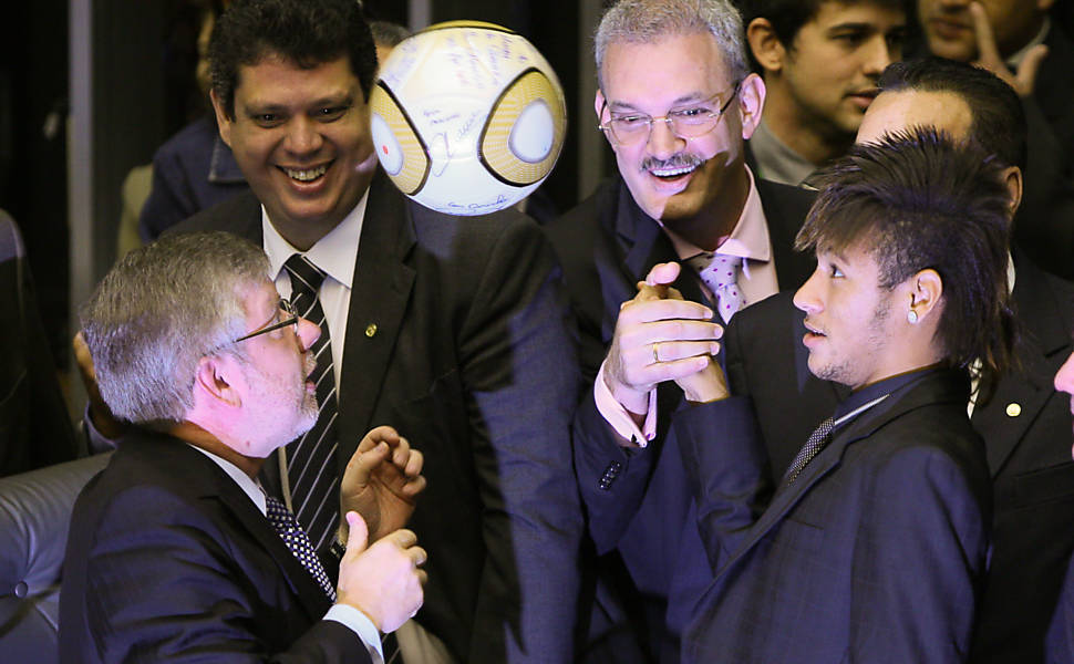 O presidente da Câmara dos Deputados, Marco Maia, cabeceia bola com o jogador Neymar durante homenagem ao Santos pelos 100 anos Leia mais
