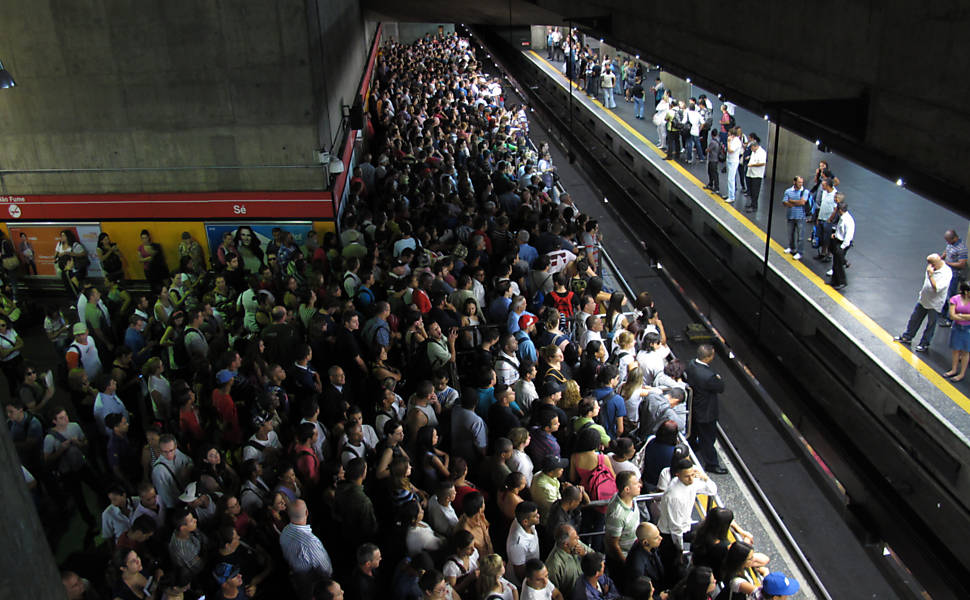 Plataforma da estação Sé do Metrô lotada sentido Corinthians-Itaquera; problemas em um trem da linha vermelha sentido Palmeiras-Barra Funda causou reflexos em várias estações Leia mais