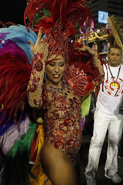 Concentração da Renascer de Jacarepaguá no Sambódromo, no Rio; veja o Especial do Carnaval 2012