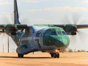 Aeronave C-105 Amazonas (SAR 2810), sobrevoam a área  onde a ultraleve pode ter caído. (Foto: sgt Johnson / Força Aérea Brasileira)