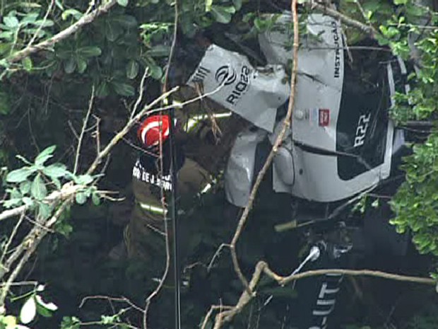 Helicóptero foi encontrado totalmente destruído por volta das 10h desta quarta (21) (Foto: Reprodução/TV Globo)