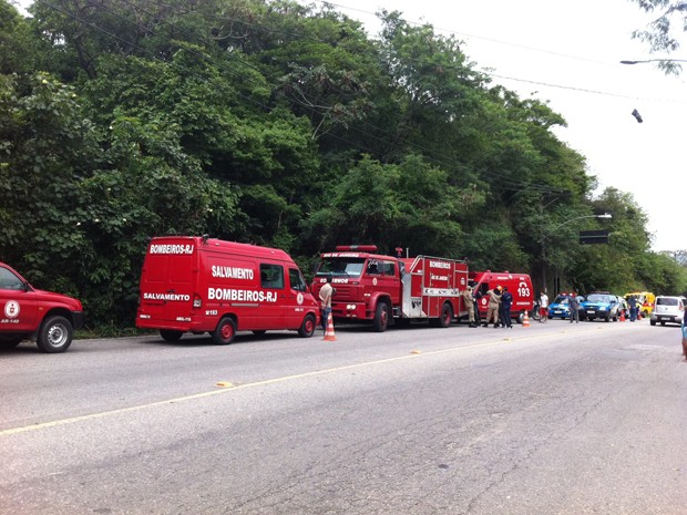 Bombeiros de Pedra de Guaratiba foram para o local do acidente, nesta quarta (21) (Foto: Janaína Carvalho/G1)