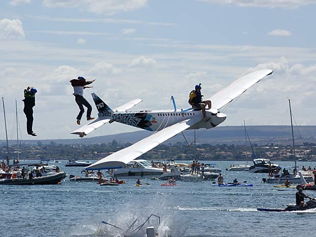 Equipe salta de rampa sobre o Lago Paranoá durante etapa de Brasília do Red Bull Flugtag, realizada neste domingo (26) (Foto: Vianey Bentes/TV Globo)